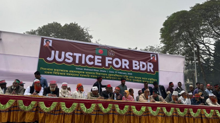 ছয় দাবিতে শহীদ মিনারে বিডিআর সদস্যদের অবস্থান কর্মসূচি